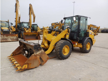 اللودر بعجل CATERPILLAR 906M