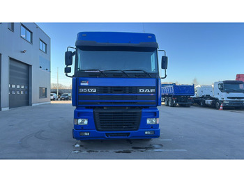 وحدة جر DAF 95 XF 380 (EURO 2 / MANUAL PUMP / POMPE MANUELLE / MANUAL GEARBOX): صورة 2