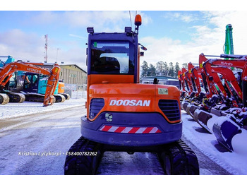 حفارة مُصَّغرة Doosan DX60LCR VARUSTEPAKETILLA: صورة 4