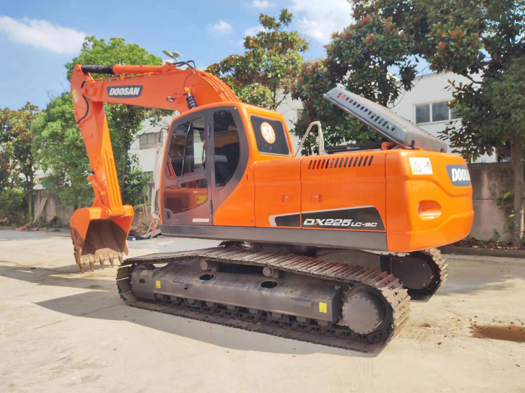 حفار زحاف DOOSAN DX225