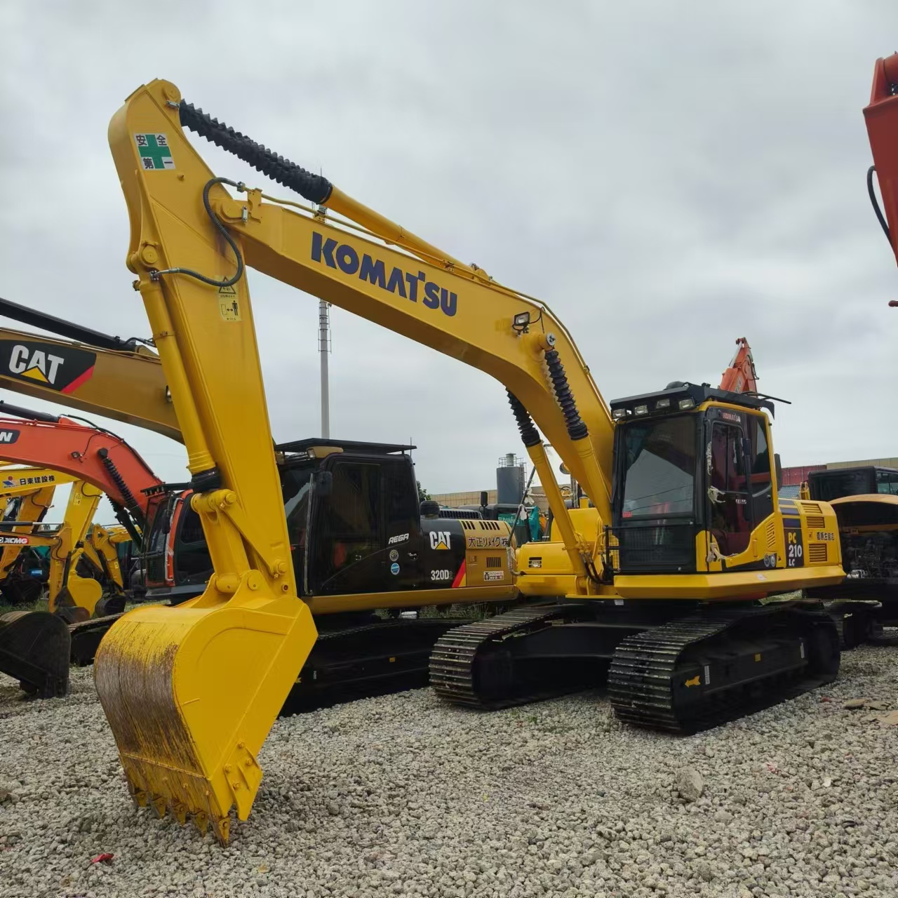 حفار زحاف KOMATSU PC210