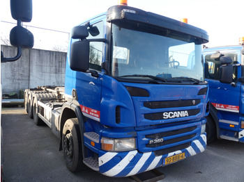 شاحنة ذات خطاف REF :7529 - Camion porte-conteneurs Scania P 360 B 8X4*4 (2012-645.072 km): صورة 2