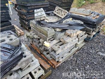 معدات البناء Pallet of Heras Fencing Bases: صورة 1