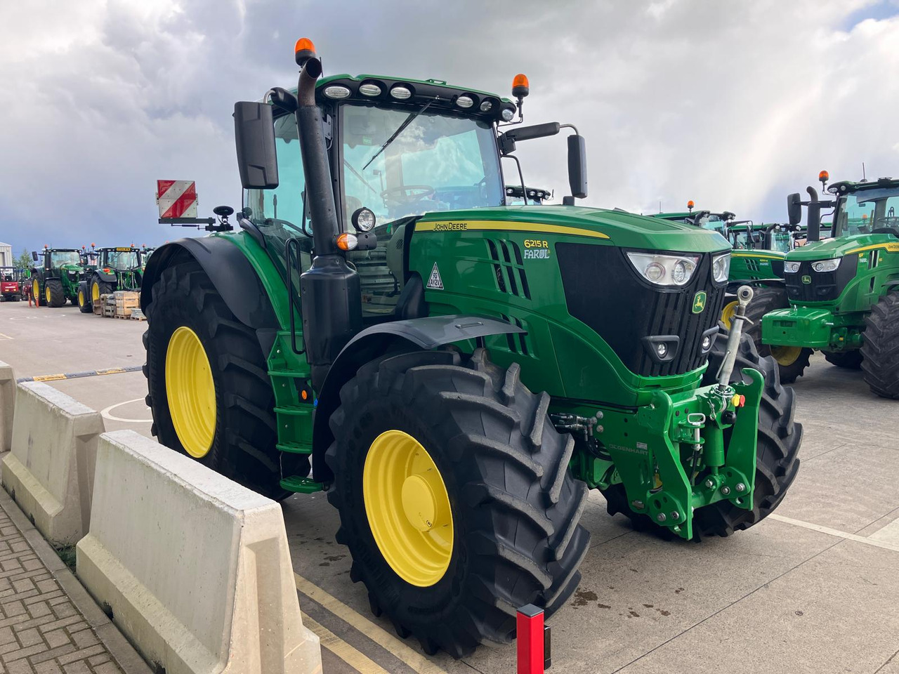 جرار John Deere 6215R: صورة 19